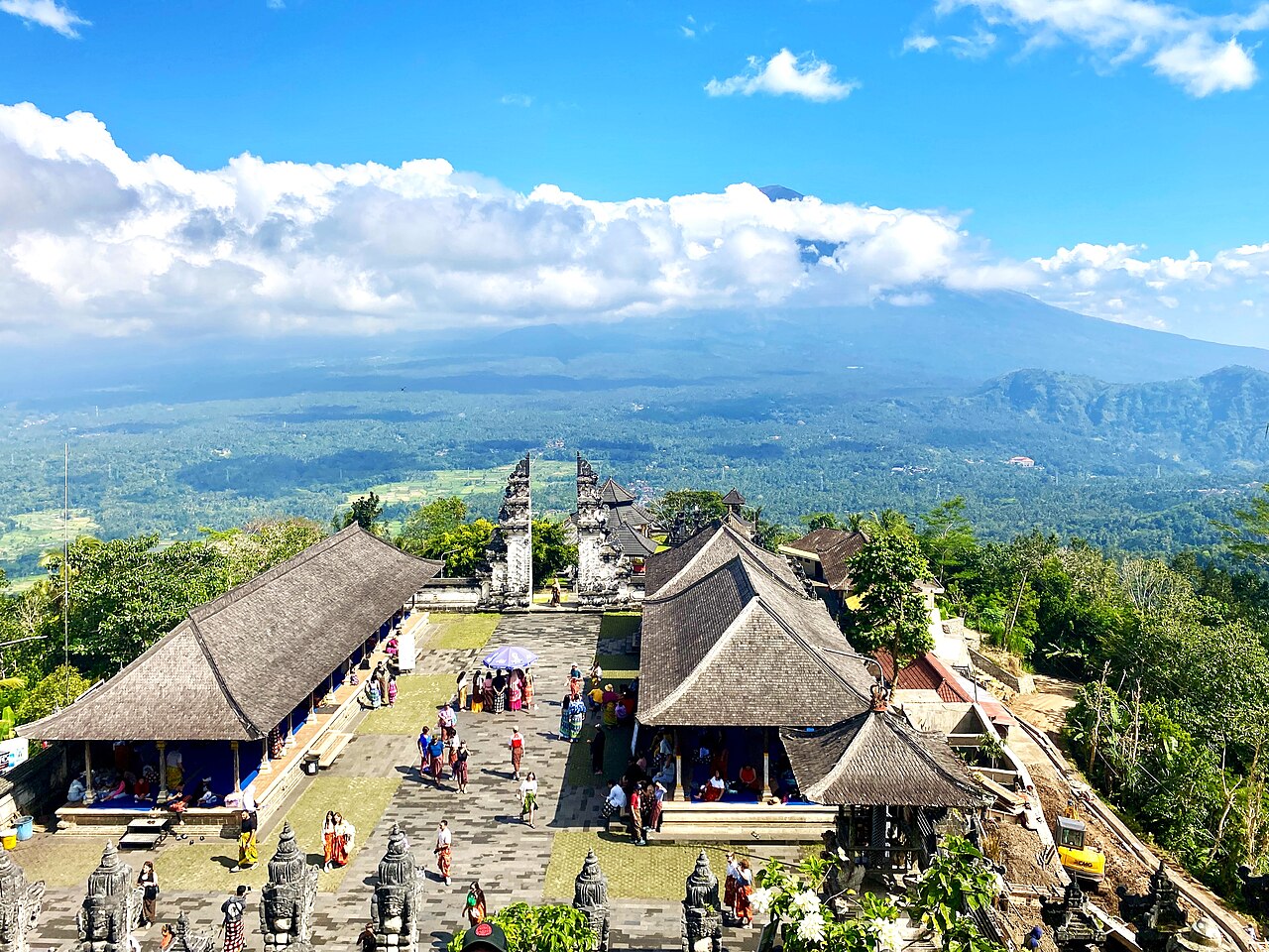 The split gate at Pura Lempuyang framing Mount Agung